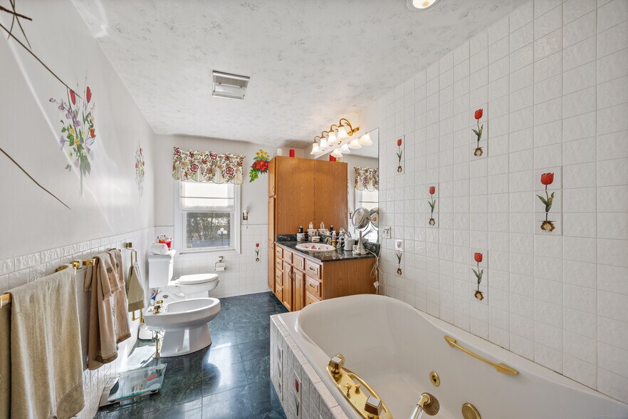 More Photos Of 2035 Scott Rd, Cheshire Specialty For Sale