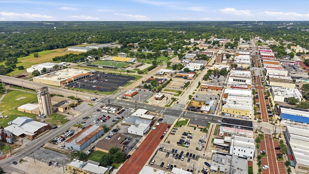 More Photos Of 118 W Chestnut St, Denison Office For Sale