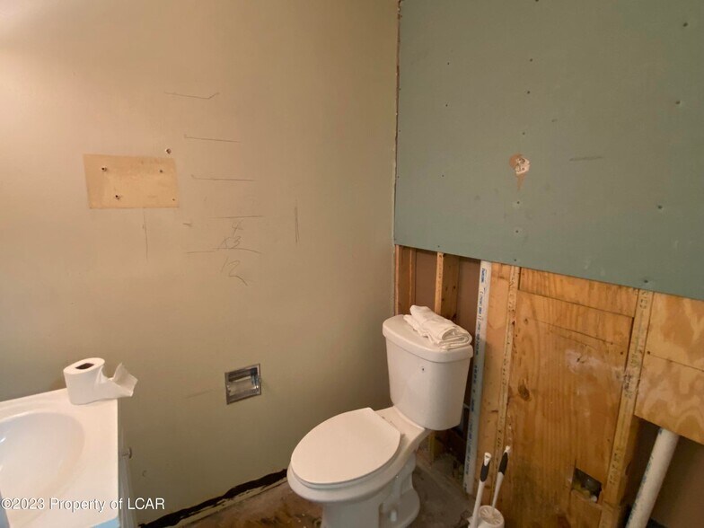 More Photos Of 578 Main St, Sugar Notch Flex For Sale