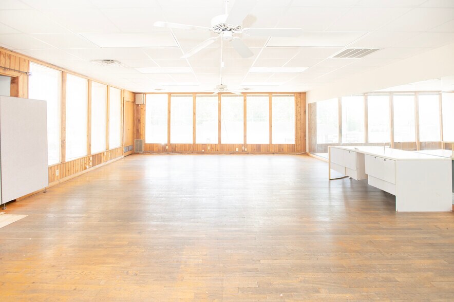 More Photos Of 401 Hillcrest St, Clinton Office For Sale