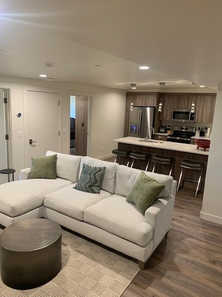 More Photos Of 4554 Forestdale Dr, Park City Showroom For Lease