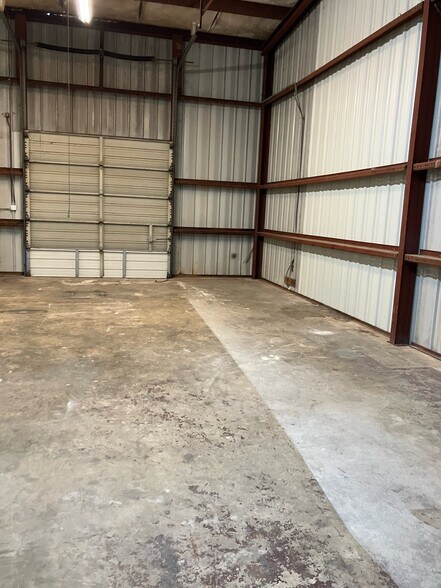 More Photos Of 6950 College St, Beaumont Warehouse For Lease