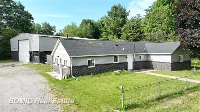 More Photos Of 9010 Dixie Hwy, Birch Run Warehouse For Lease