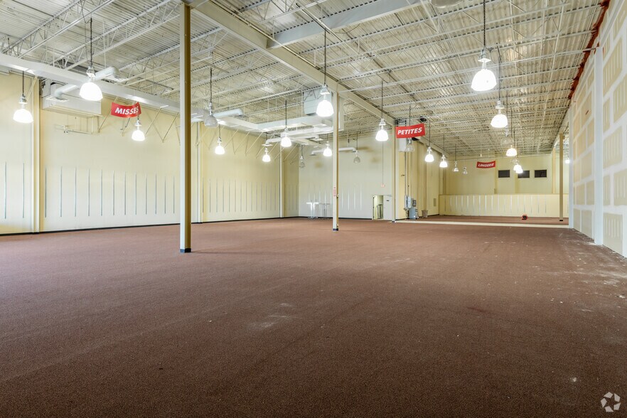 More Photos Of 8600-8604 W Brown Deer Rd, Milwaukee General Retail For Sale