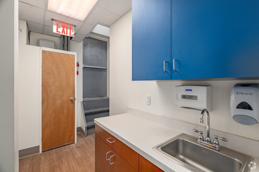More Photos Of 211-20 Union Tpke, Oakland Gardens Storefront Retail Office For Lease