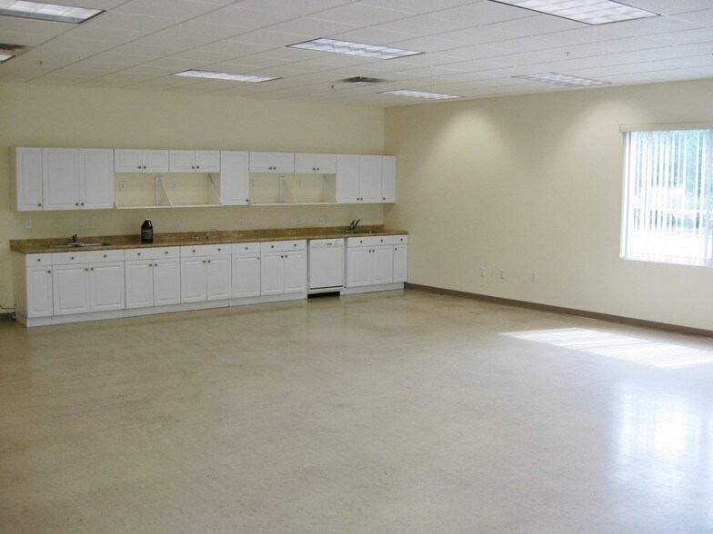 More Photos Of 2906 Corporate Way, Palmetto Manufacturing For Lease