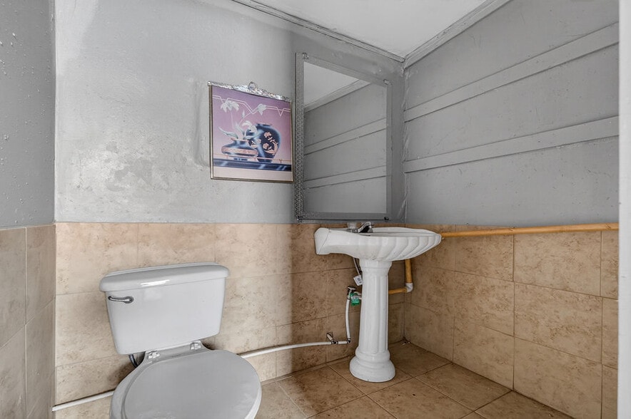 More Photos Of 905 Ruiz St, San Antonio Storefront For Sale
