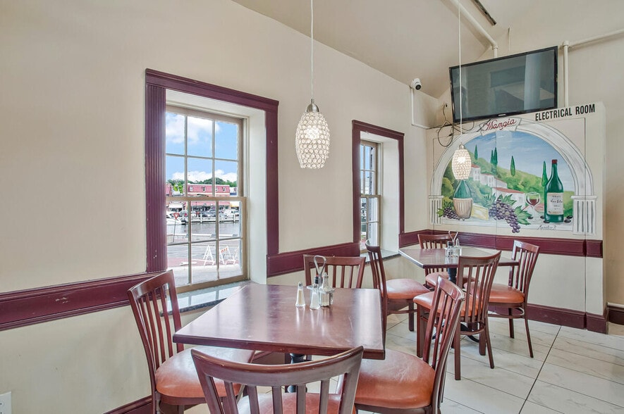 More Photos Of 81 Main St, Annapolis Restaurant For Sale