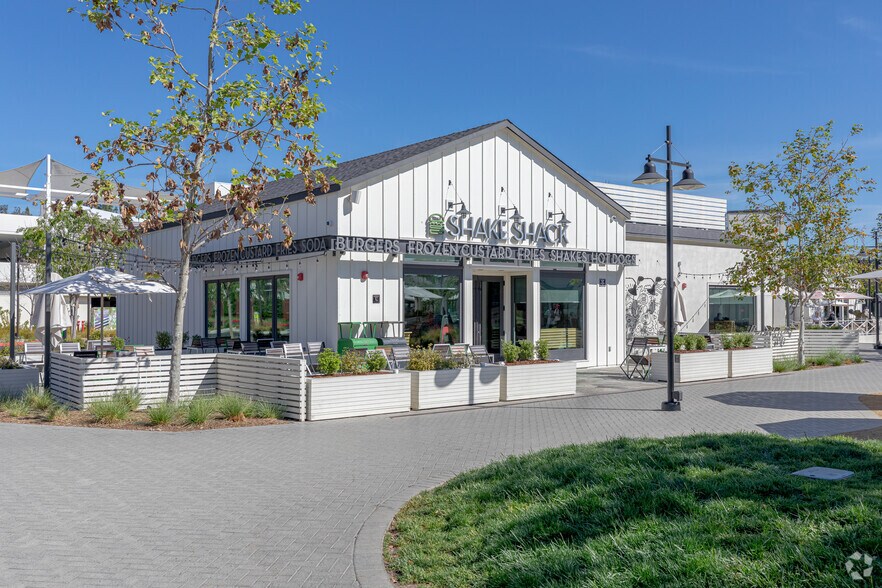 More Photos Of El Camino Real @ Del Mar Heights Road @ Del Mar Heights Road, San Diego Unknown For Lease