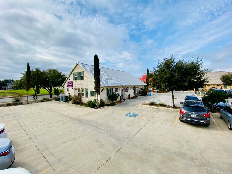 Primary Photo Of 910 Gruene Rd, New Braunfels Medical For Lease