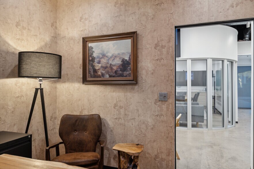 More Photos Of 14201 N Hayden Rd, Scottsdale Light Distribution For Lease