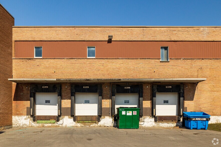 More Photos Of 5785 Rue Paré, Mt Royal Warehouse For Lease