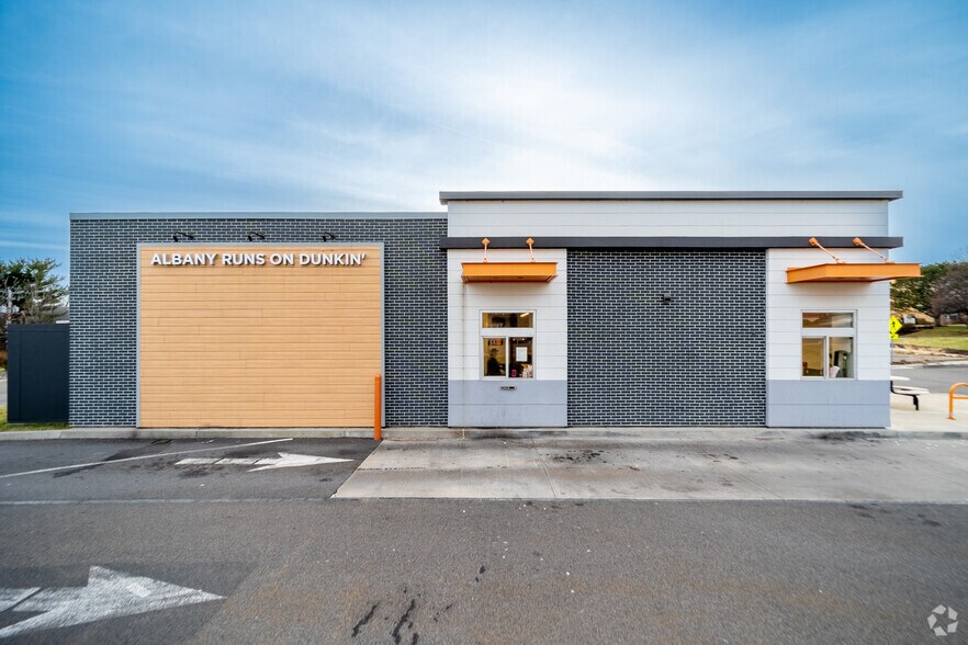 More Photos Of 500 Northern Blvd, Albany Freestanding For Lease