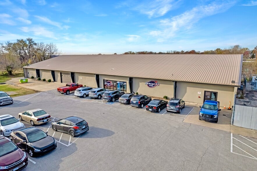 Primary Photo Of 6970 N Broadway St, Kansas City Showroom For Lease