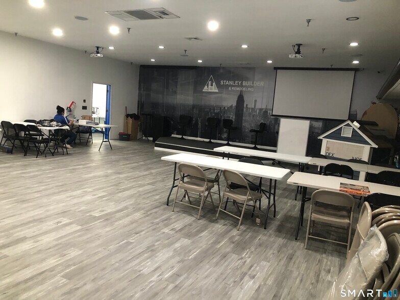 More Photos Of 400 Chapel Rd, South Windsor Flex For Sale