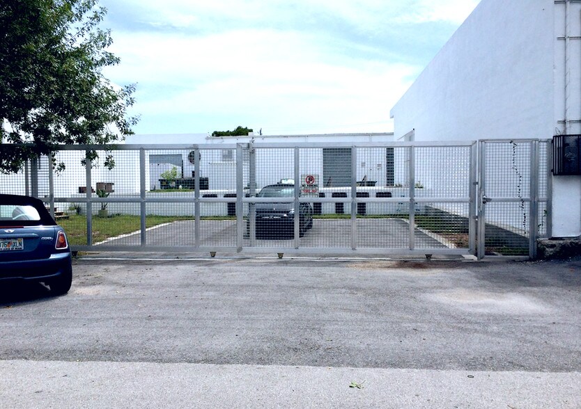 More Photos Of 301-395 NE 59th St, Miami Showroom For Lease