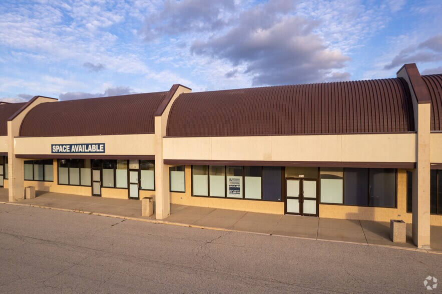 More Photos Of 2000 N Richmond Rd, Mchenry Storefront For Sale
