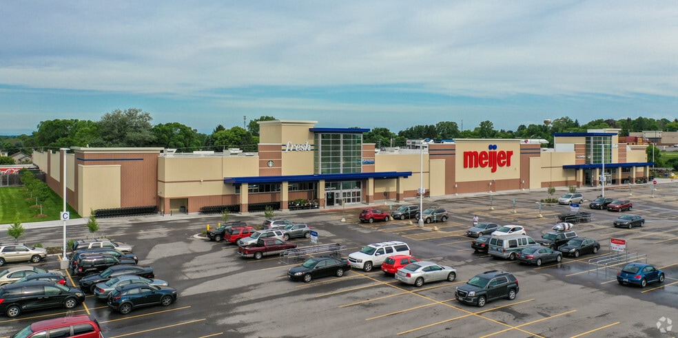 Primary Photo Of 924 N Taylor Dr, Sheboygan Supermarket For Lease