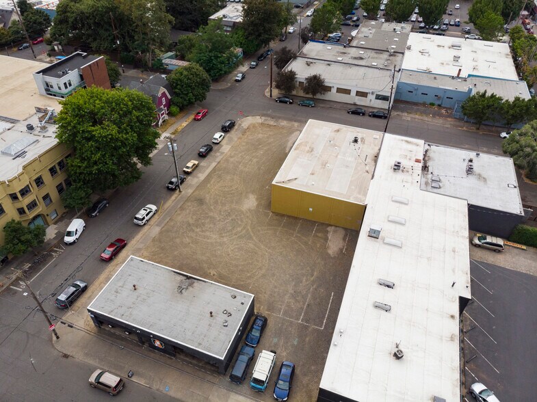 More Photos Of NW Corner of SE 9th and SE Ash Street ave, Portland Land For Lease