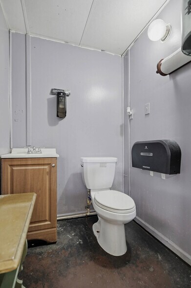 More Photos Of 450 Stephens St, Rochelle Storefront Retail Office For Sale