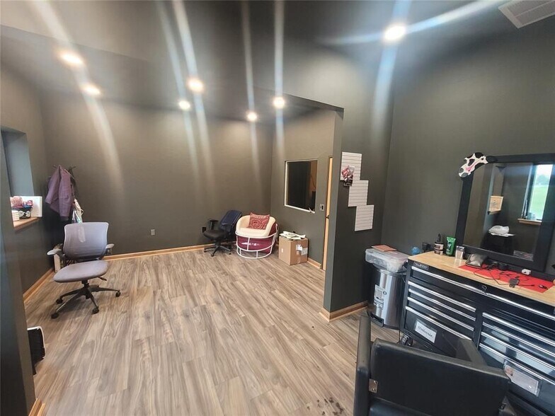 More Photos Of 912 Messenger Ln, Moore Warehouse For Sale