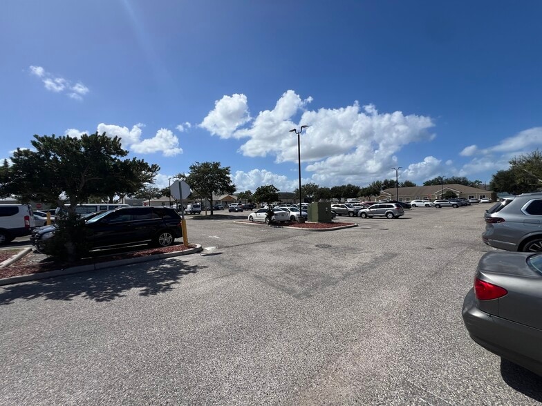 More Photos Of 13135 Kings Lake Dr, Gibsonton Unknown For Lease