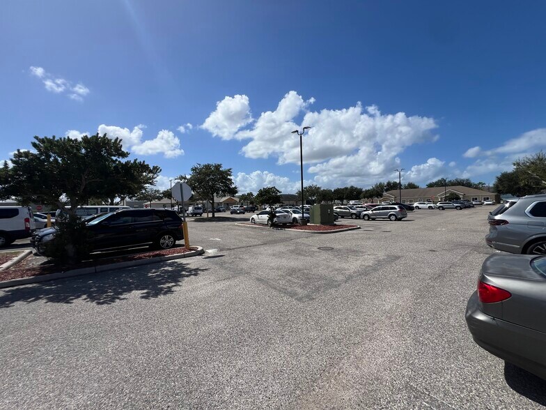 More Photos Of 13135 Kings Lake Dr, Gibsonton Medical For Lease