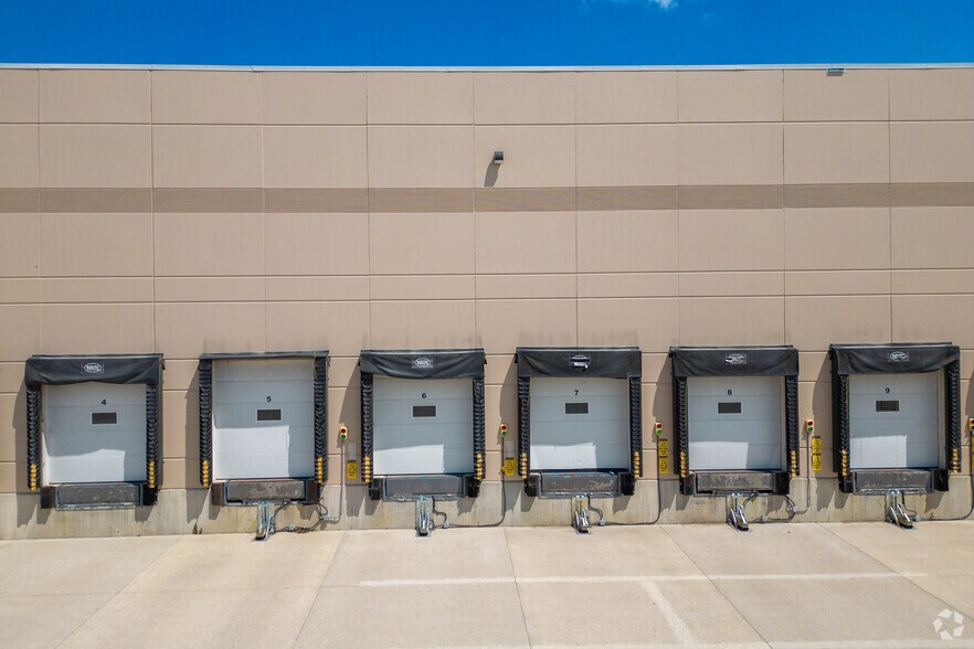 More Photos Of 52 Aero Dr NE, Calgary Warehouse For Lease