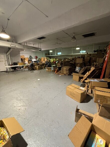 More Photos Of 81 N Forest Ave, Rockville Centre Showroom For Lease