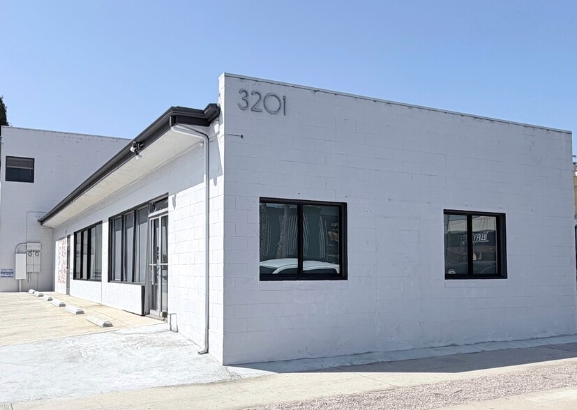 More Photos Of 3201 Santa Monica Blvd, Santa Monica Freestanding For Lease