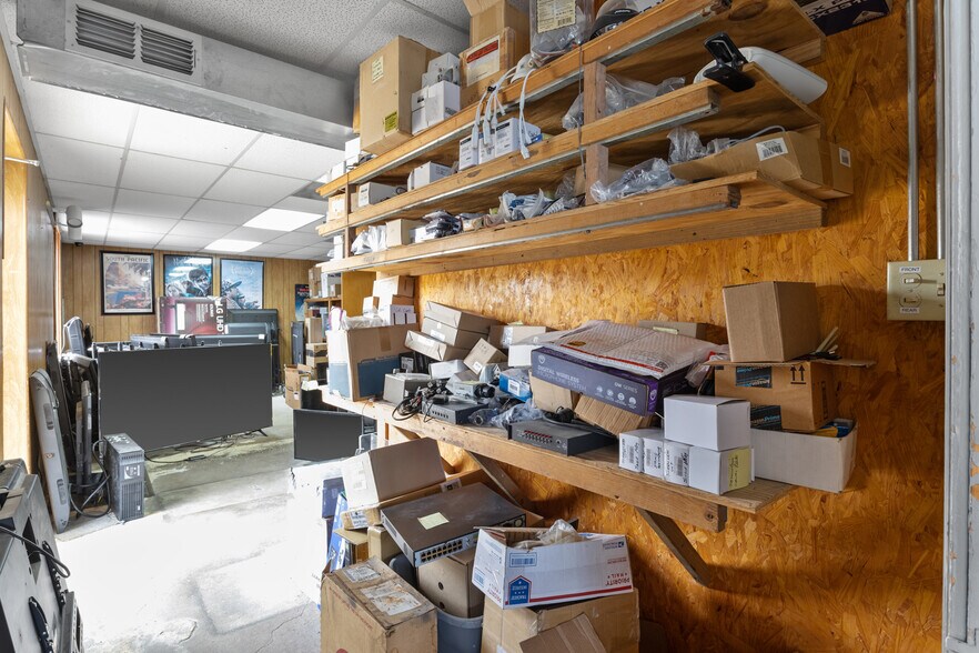 More Photos Of 1202 N Jefferson Ave, Mount Pleasant Specialty For Sale