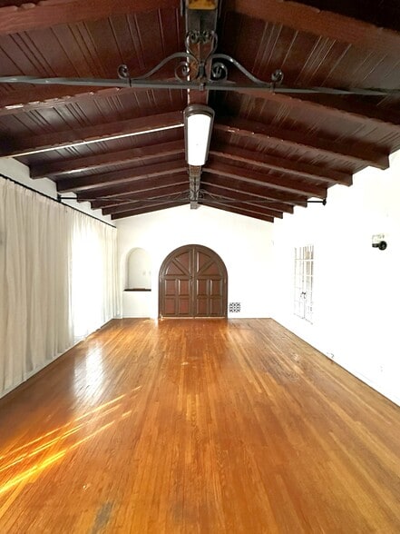 More Photos Of 10623 Riverside Dr, North Hollywood Office For Lease