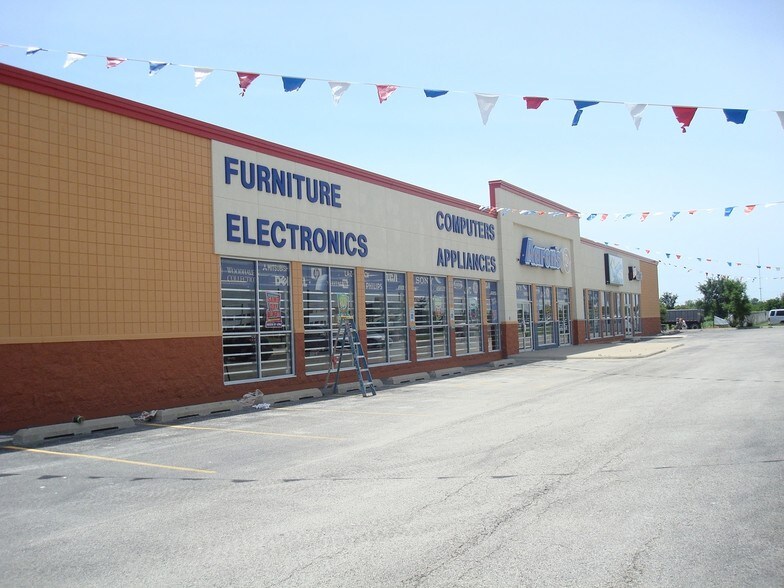 Primary Photo Of 990 N Kinzie Ave, Bradley Unknown For Lease