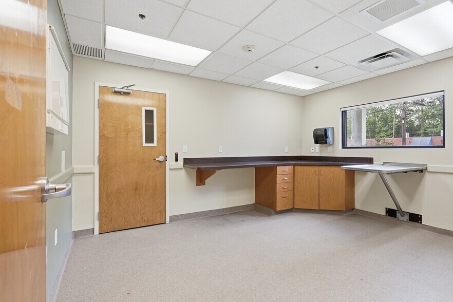 More Photos Of 180 Bear Hill Rd, Waltham Hospital For Lease