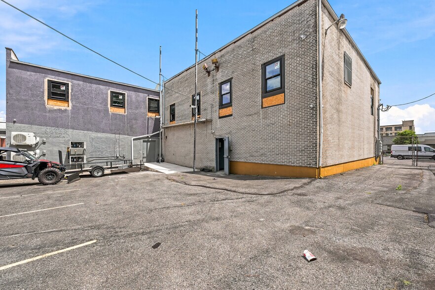 More Photos Of 145-555 Hamilton St, Allentown Showroom For Lease