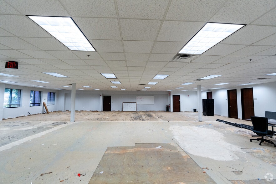 More Photos Of 8024 Glenwood Ave, Raleigh Office For Sale