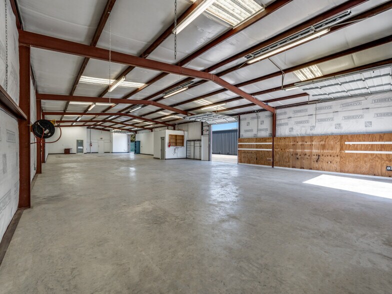 More Photos Of 112 Commercial Pl, Schertz Warehouse For Lease