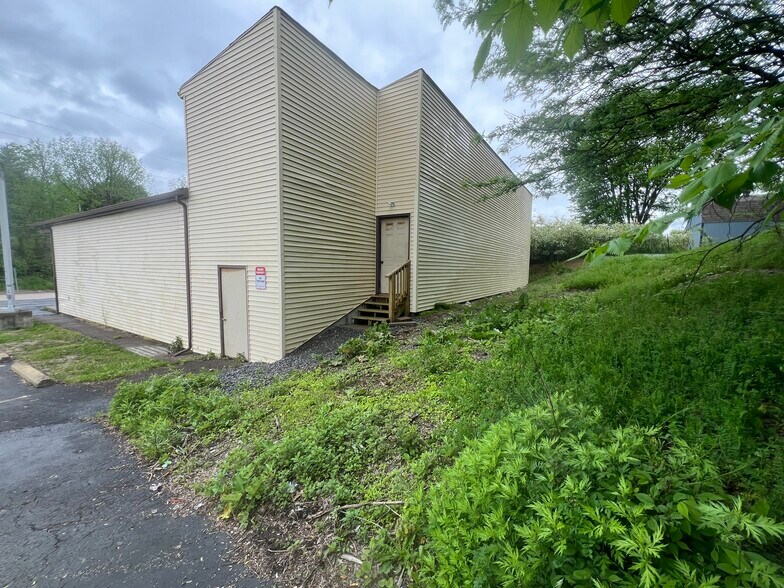 More Photos Of 9120 Perry Hwy, Pittsburgh Flex For Lease