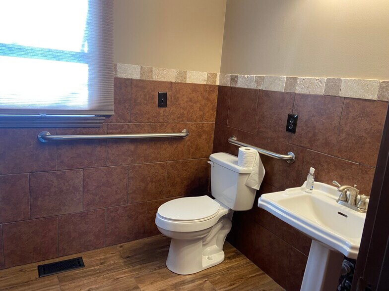 More Photos Of 1484 E Saint Louis St, Springfield Office For Sale