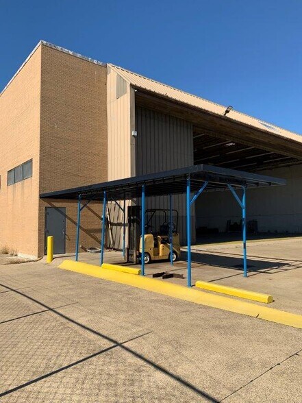 More Photos Of 15800 Dooley Rd, Addison Office For Sale