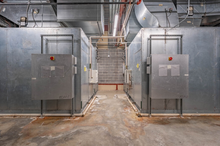 More Photos Of 2703 N Central Expy, Richardson Unknown For Lease