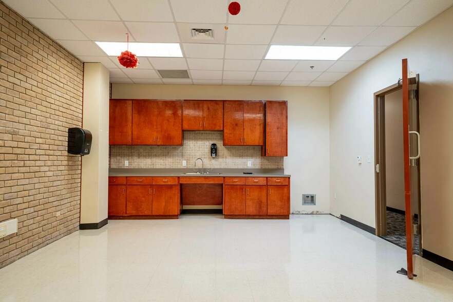 More Photos Of 1121 E Austin, Harlingen Office For Lease