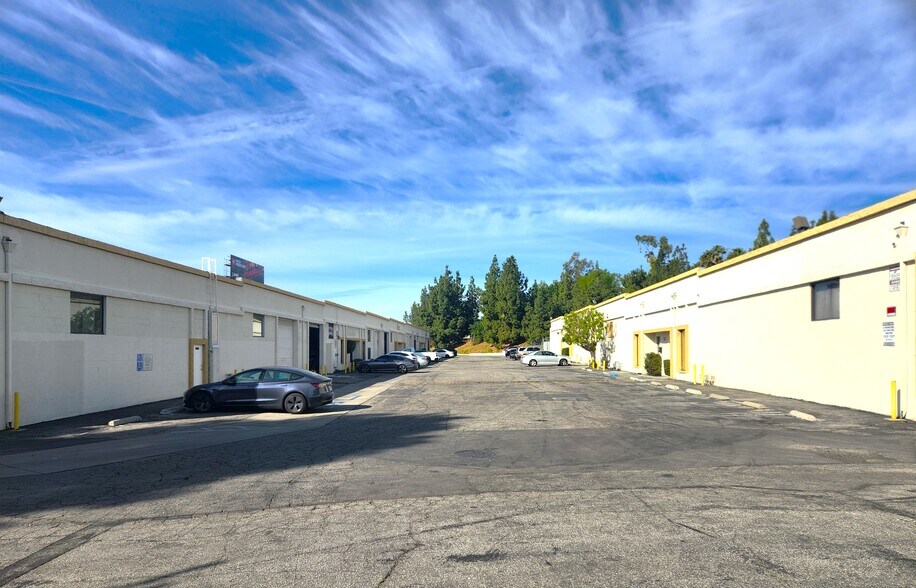 More Photos Of 19509-19529 Business Center Dr, Northridge Warehouse For Lease