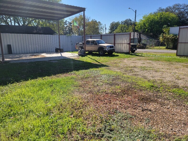 More Photos Of 8012 Munn St, Houston Land For Lease