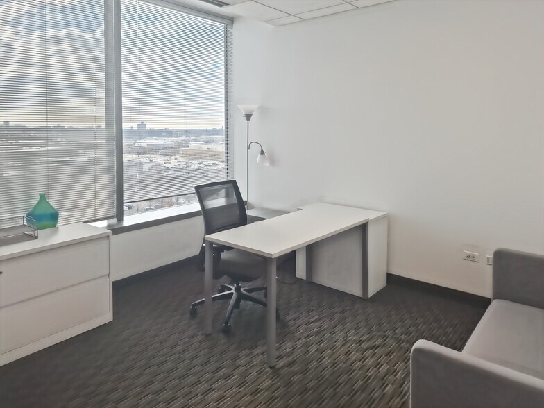 More Photos Of 915-939 W North Ave, Chicago Coworking Space