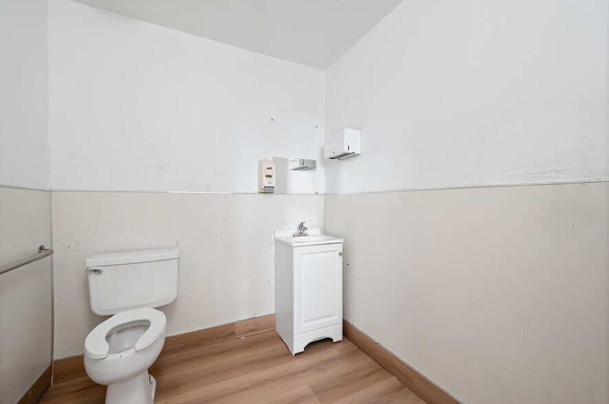 More Photos Of 2715 W 1st St, Santa Ana Unknown For Lease