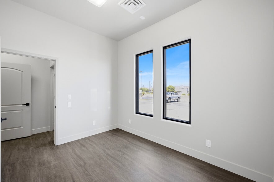 More Photos Of 3939 N Stockton Hill Rd, Kingman Office For Lease