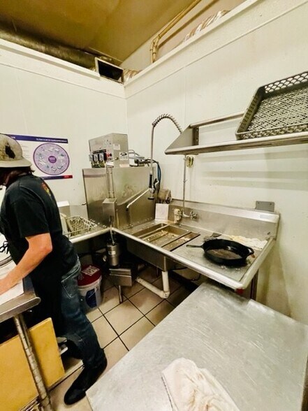 More Photos Of 303 S Main St, Jonesboro Storefront Retail Office For Lease