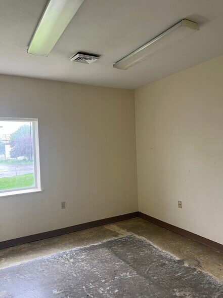 More Photos Of 101 Newbury Hollow Ln, Syracuse Warehouse For Lease