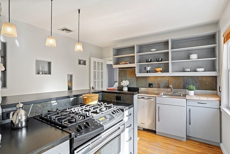 More Photos Of 132 Rawson Rd, Arlington Flex For Sale